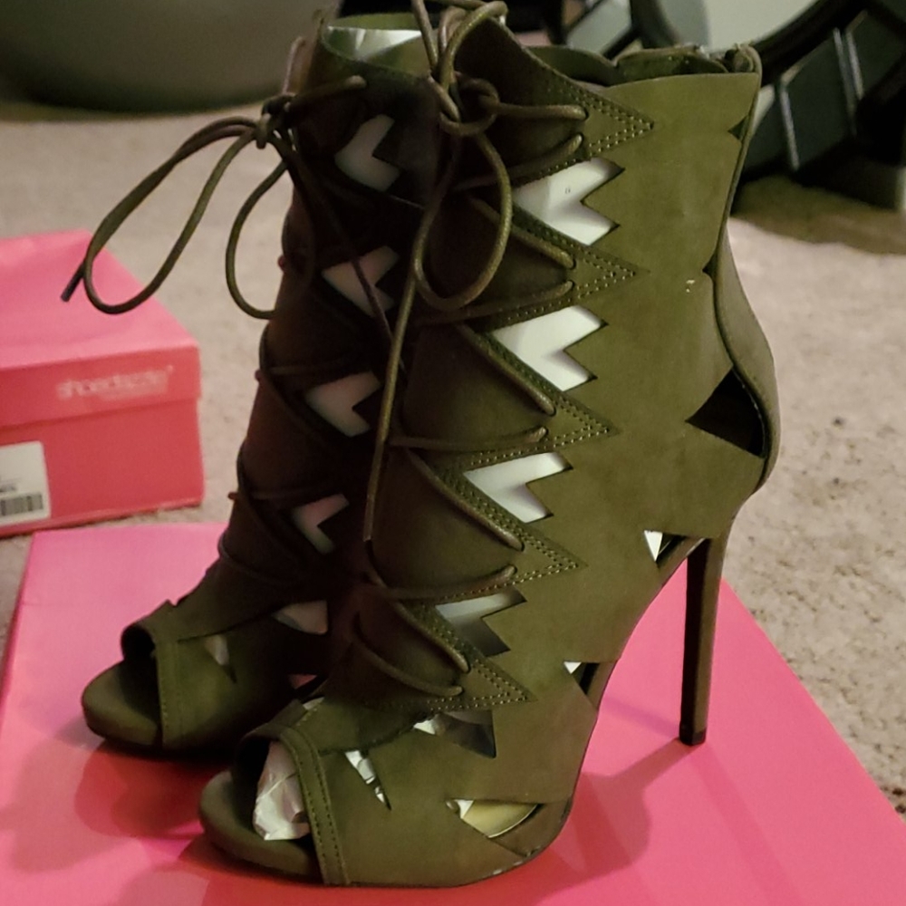 ShoeDazzle Analy Stilletto Peeptoe Bootie